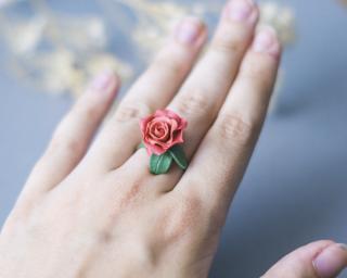 Ceglana róża pierścionek