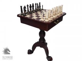 Stolik szachowy z figurami (wysokość 75 cm, wysokość króla 130 mm) Stolik szachowy o wysokości 75cm z intarsjowaną szachownicą o polu 58mm