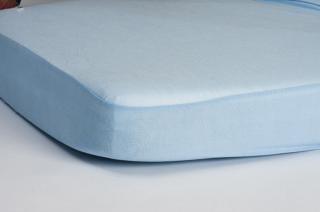 Nieprzemakalne bawełniane prześcieradło 100% Tencel - Błękitne 60x120cm | Hippychick
