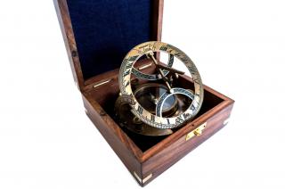 Zegar słoneczny z kompasem z patynowanego mosiądzu w drewnianej marynistycznej skrzynce