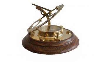 Żeglarski zegar słoneczny z kompasem na drewnianej podstawie
